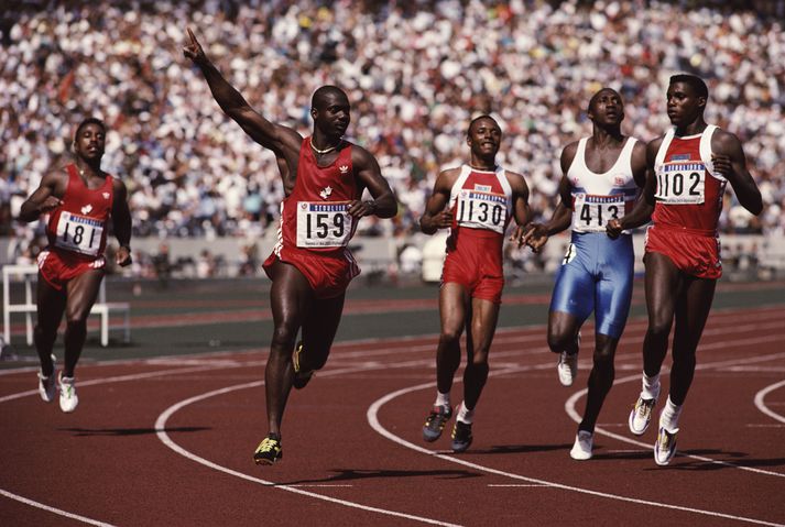 Ben Johnson kemur í mark í úrslitum 100 metra hlaups á Ólympíuleikunum í Seoul  árið1988 á nýju heimsmeti. Hann féll hins vegar á lyfjaprófi og var dæmdur úr leik. Margir úr þessu sögulega hlaupi hafa fallið á lyfjaprófi.