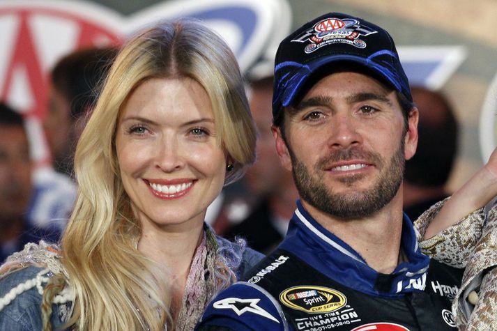 Jimmie Johnson með eiginkonu sinni Chöndru Janway eftir keppni í Texas árið 2012. Foreldrar hennar fundist látnir af völdum skotsára í Oklahoma á mánudag.