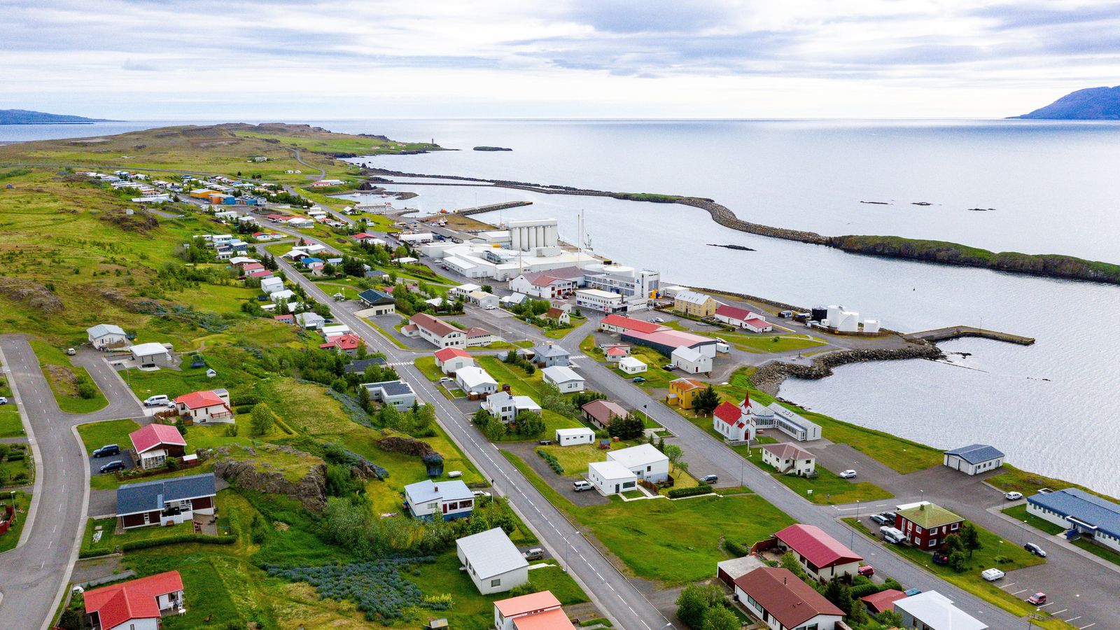 Þing­menn laumuðust í laugina eftir lokun