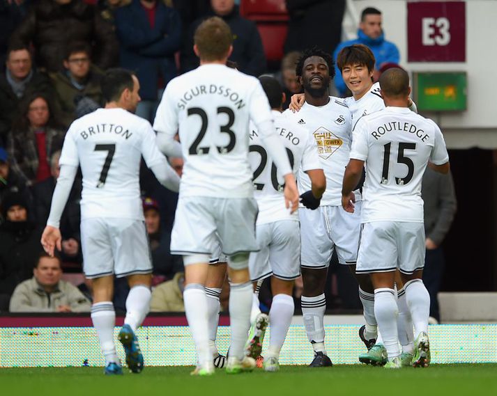 Leikmenn Swansea fagna marki sínu