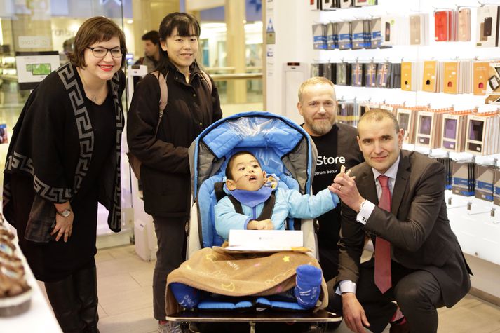 Yasuaki ásamt móður sinni, Sigurði Helgasyni og forsetahjónunum í iStore í dag.