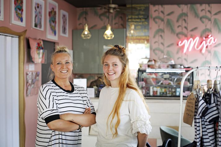 Ragnheiður Birgisdóttir og Gígja Sara Björnsson reka saman Kattakaffihúsið við Bergstaðastræti. 