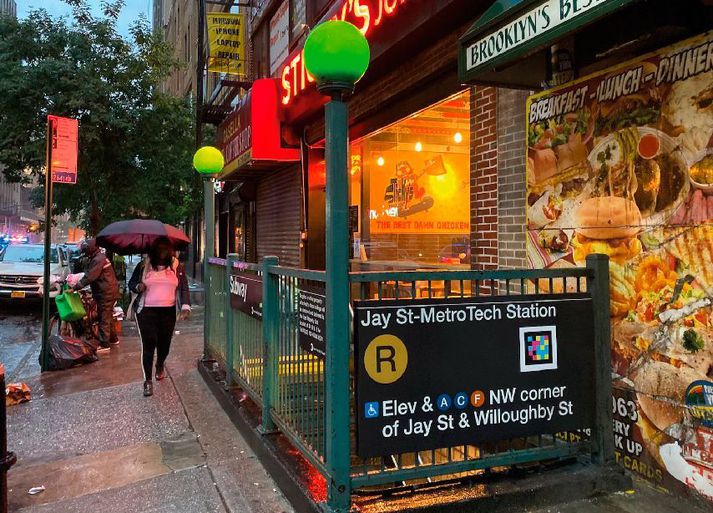 Navilens kóðann má sjá fyrir ofan orðið „corner“ á þessari neðanjarðarlestastöð í Brooklyn í New York.