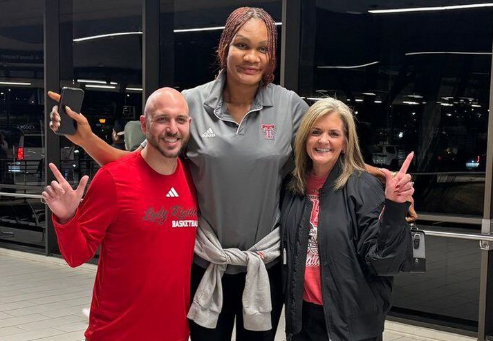 Stephanie Okechukwu sést hér með nýju þjálfurunum sínum, Kristu Gerlich og Erik DeRoo.