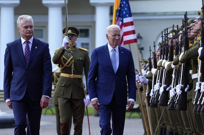 Gitanas Nauseda forseti Litháen bauð Joe Biden forseta Bandaríkjanna velkominn til Vilnius í morgun og átti með honum stuttan fund fyrir leiðtogafundinn.