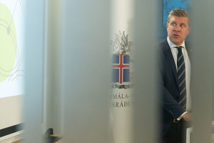 Bjarni Benediktsson fjármálaráðherra samþykkti tillögu Bankasýslunnar um að halda áfram með söluferlið á Íslandsbanka 18. mars síðastliðinn. Þremur dögum síðar hóf stofnunin markaðsþreifingar við stóra innlenda fjárfesta.