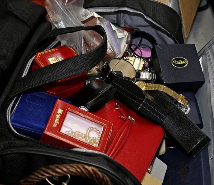 Skartgripir Í íbúðinni voru heilu skartgripaskrínin, hringar, armbönd, perlufestar, úr og men. Að auki á annan tug fartölva. Verðmætið er talið nema milljónum króna.
