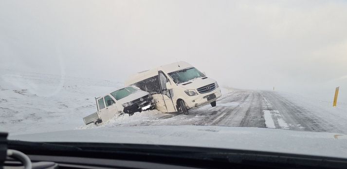 Hópferðabíll út af veginum á Fagradal í dag.