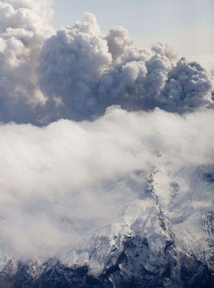 Sprengivirkni virðist heldur hafa aukist enda gosmökkur dekkri og meiri um sig undanfarna tvo til þrjá daga en var vikuna á undan.