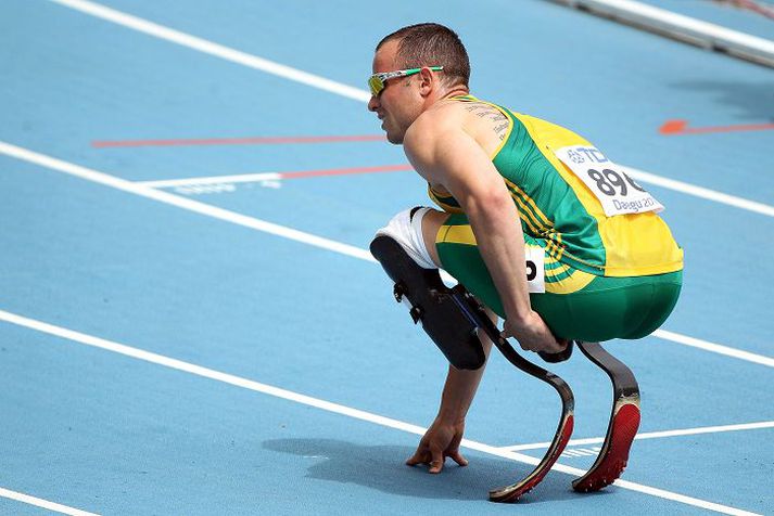 Oscar Pistorius keppir á gervifótum frá Össur.