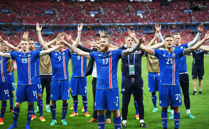 Aron Einar Gunnarsson, fyrirliði íslenska karlalandsliðsins í knattspyrnu, stýrir Víkingaklappinu eftir sigurinn á Austurríki á Stade de France í París.