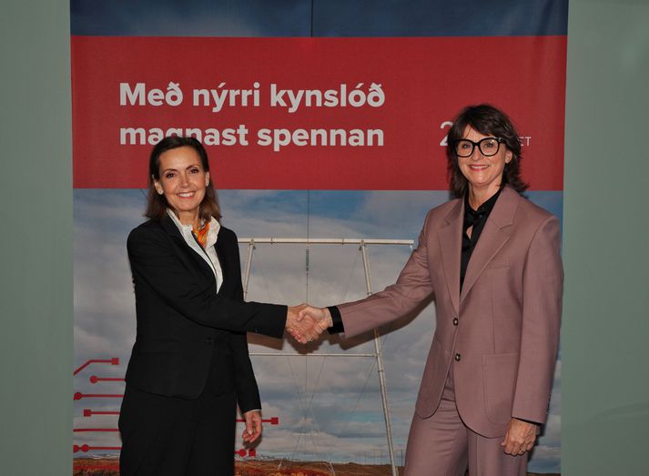 Ragna Árnadóttir, forstjóri Landsnets, (t.h.) tekur í spaðann á Jeanette Vitasp, yfirmanni lánamála hjá Norræna fjárfestingabankanum, við undirskrift lánasamningsins.