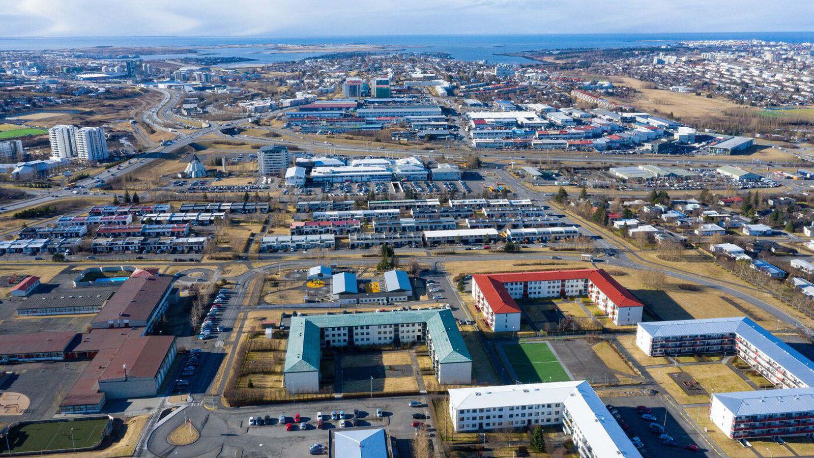 Reið­hjóla­maður fluttur á slysa­deild eftir á­rekstur