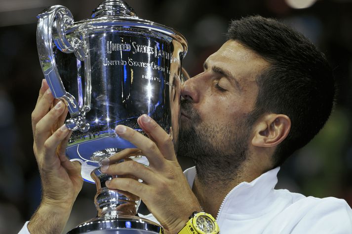 Djokovic hefur nú kysst 24 bikara á mögnuðum ferli sínum.