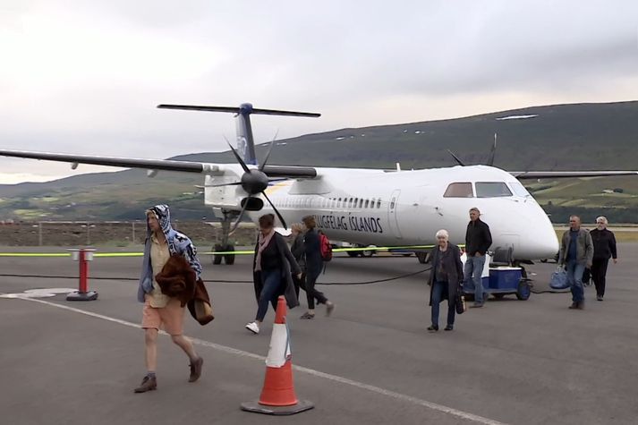 Frá Akureyrarflugvelli. Farþegar ganga frá borði úr vél Air Iceland Connect.