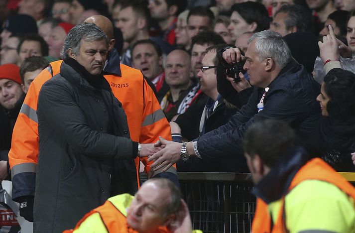 Jose Mourinho tekur í hönd áhorfenda í kvöld.