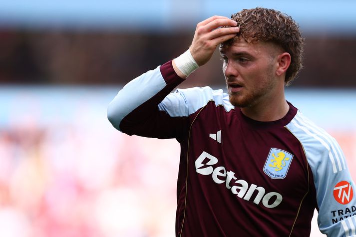 Harvey Elliott hefur fengið fá tækifæri hjá Aston Villa en félagið þarf að kaupa hann spili hann tíu leiki.