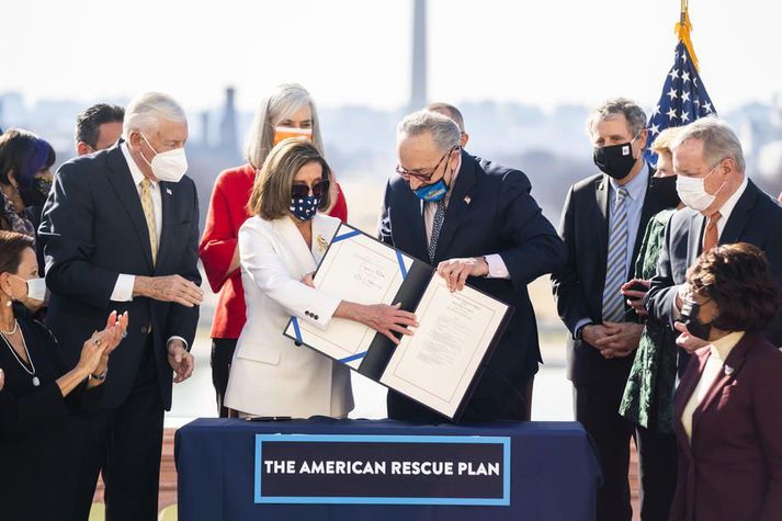 Nancy Pelosi, forseti fulltrúadeildarinnar, og Chuck Schumer, leiðtogi þingmeirihluta demókrata í öldungadeildinni, fagna samþykkt aðgerðapakka Biden forseta í gær. Demókratar hafa nefnt pakkann „bandarísku björgunaráætlunina“.