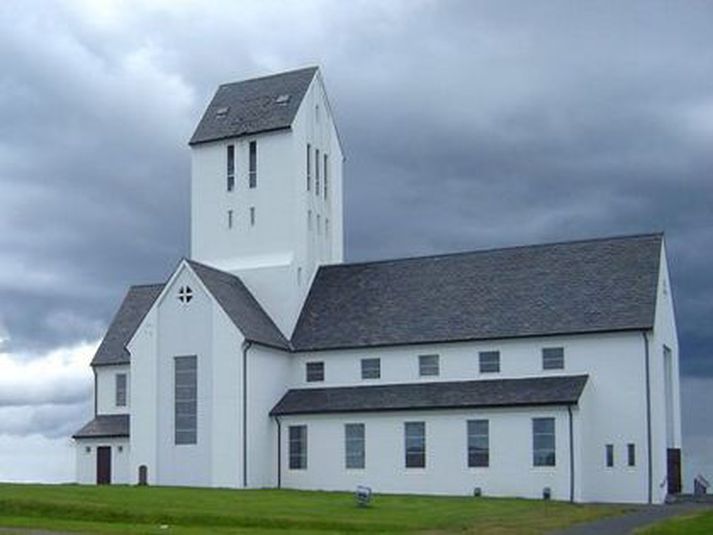 Ýmsir hafa lýst þeim áhyggjum sínum að búðin muni skyggja á kirkjuna.
