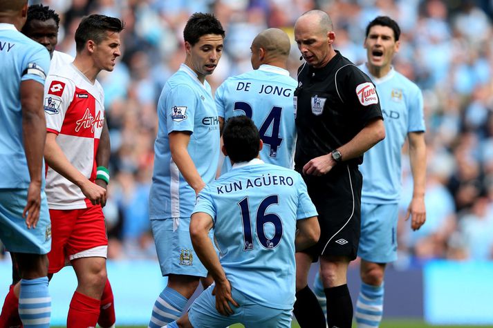 Barton er hér nýbúinn að sparka í Aguero.