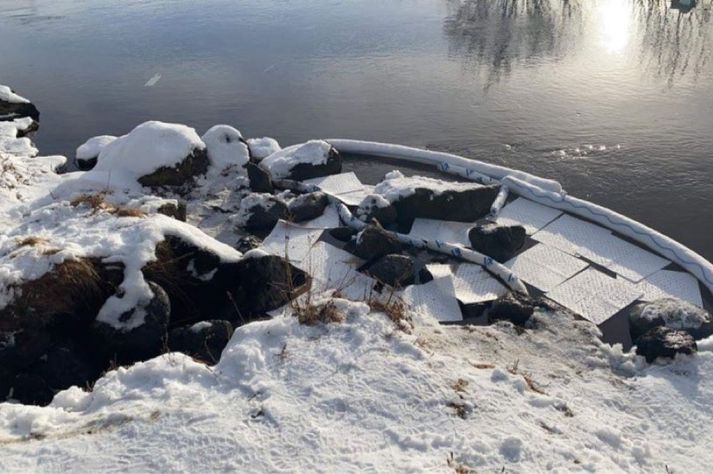 Olíumengunarvörnum var komið fyrir þar sem olían barst út í árnar.