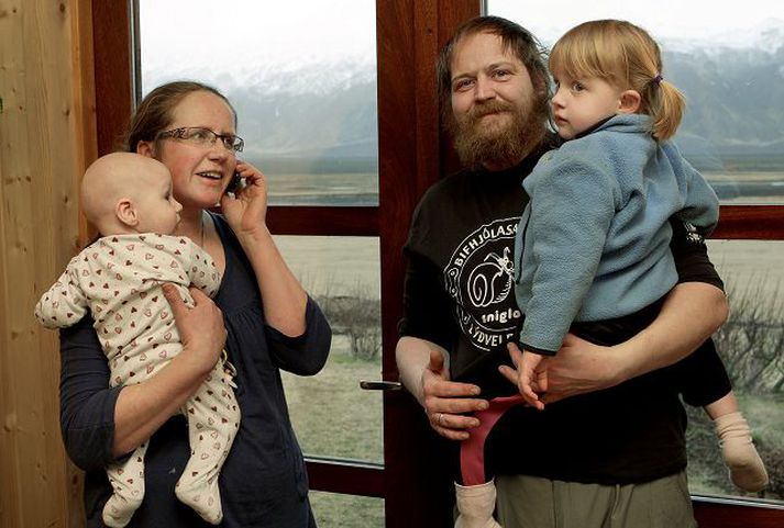 Með BBC á línunniþ Þau Anna og Þorkell óttast ekki gosið í Eyjafjallajökli, en líklega renna á þau tvær grímur ef Katla gýs einnig. Börn þeirra, Þorgerður og Runólfur, virðast ekki hafa miklar áhyggjur af gosinu heldur. Fréttablaðið/vilhelm