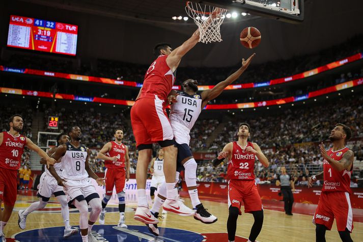 Ersan Ilyasova reynir að verja skot Bandaríkjamannsins Kemba Walker.