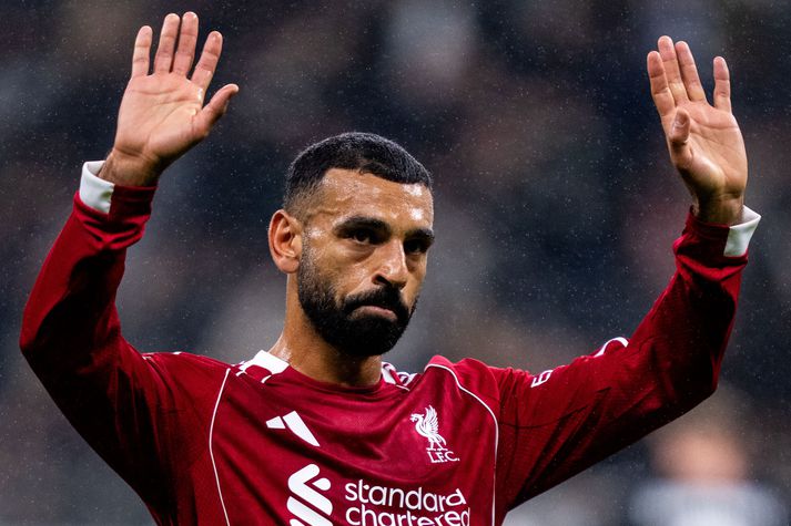 Mohamed Salah virðist vera í fýlu eftir að hann var settur á bekkinn í Meistaradeildarleik á móti Eintracht Frankfurt.