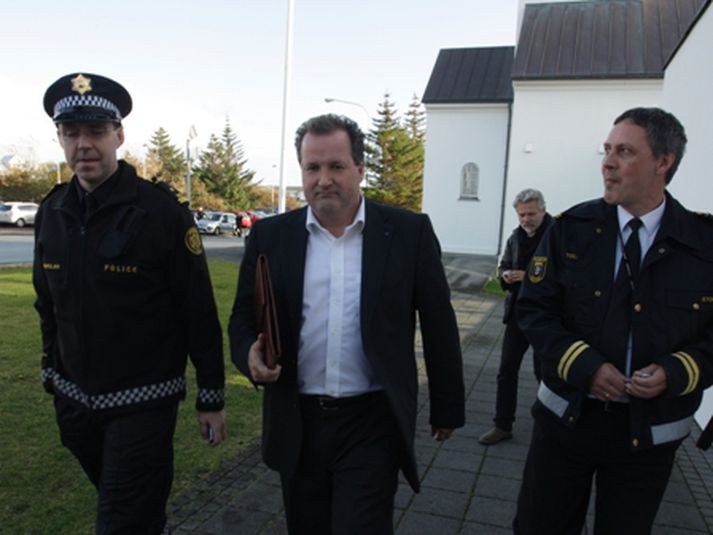 Jóhann R. Benediktsson á leið á fund með samstarfsmönnum sínum seinnipartinn í dag.