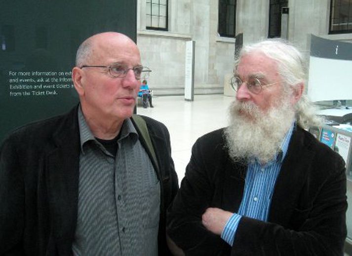Guðmundur G. Þórarinsson ræðir við dr. Ervin Finkel  um uppruna taflmannanna á ráðstefnu í Skotlandi um helgina.