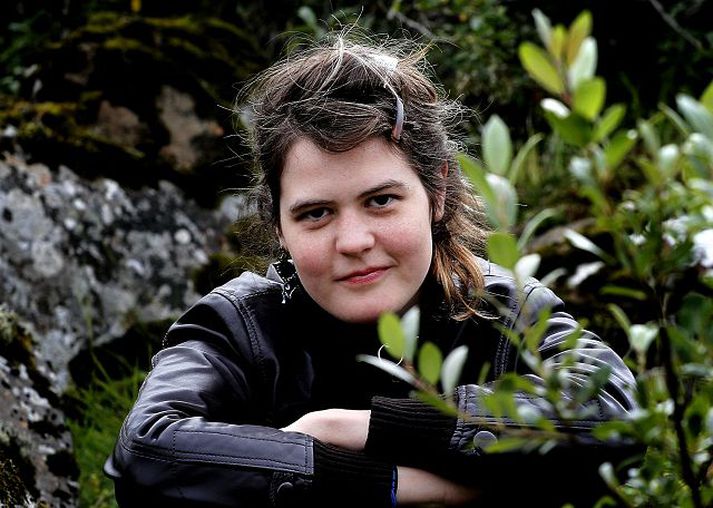 Þóra Björk Þórðardóttir söngkona og gítarleikari Hljómsveit Þóru Bjarkar spilar á Kaffi Rósenberg annað kvöld. Hún segir að tónleikagestir megi eiga von á lögum sem fari í óvæntar áttir, enda finnist henni gaman að slíkum lögum og hugsar ekki of mikið um hvað öðrum finnst. 