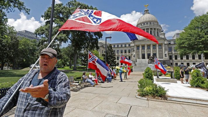 David Flynt frá Hattiesburg mótmælir fyrir utan þinghús Mississippi í Jackson.