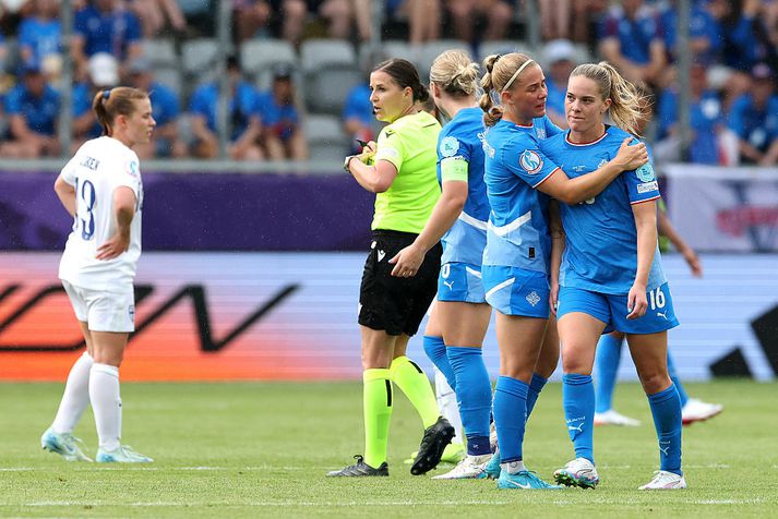Sædís Rún Heiðarsdóttir reynir að hughreysta Hildi Antonsdóttur eftir rauða spjaldið gegn Finnum, í fyrsta leik þeirra beggja á stórmóti A-landsliða.