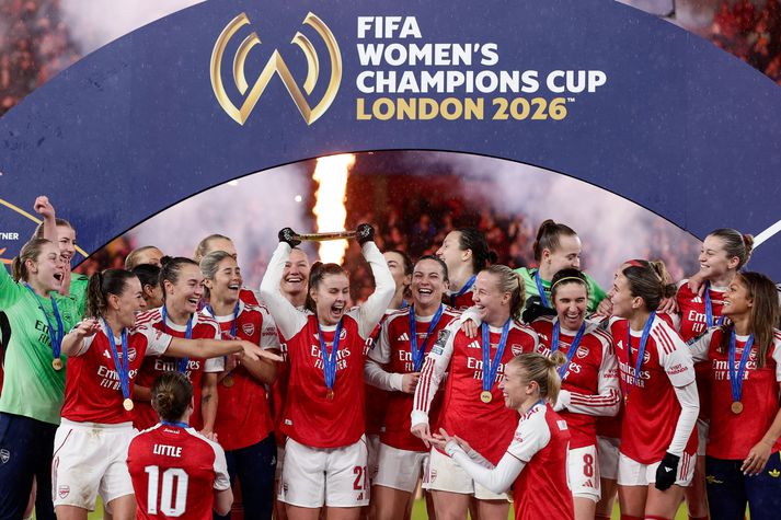 Leikmenn Arsenal fagna hér sigri í fyrstu Meistarabikarkeppni kvenna í fótbolta.