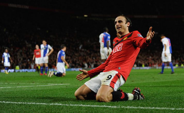Dimitar Berbatov fagnar glæsilegu marki sínu á Old Trafford í kvöld.