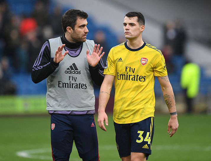 Sokratis og Granit Xhaka fara yfir málin í gær.