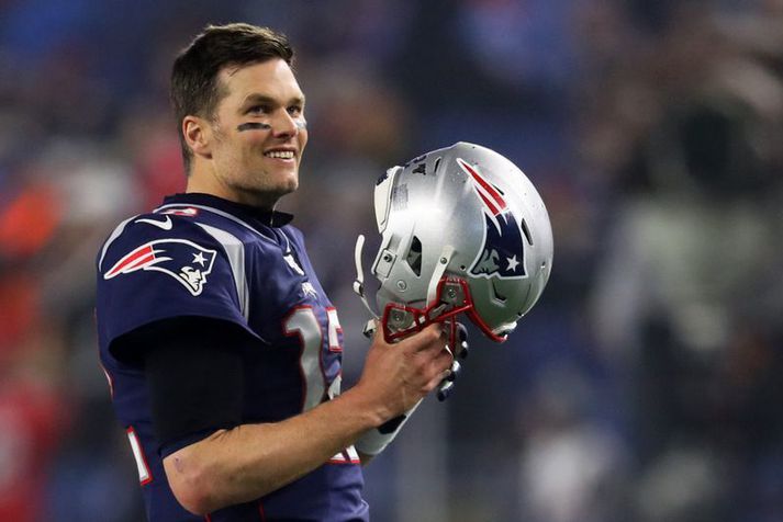 Tom Brady ætlar að spila með Tampa Bay Buccaneers á næsta tímabili sem kemur mörgum á óvart.