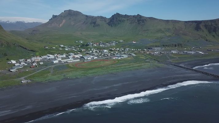 Séð yfir Vík í Mýrdal. Reynisfjallsgöng þýða að hringvegurinn færist suður fyrir byggðina.