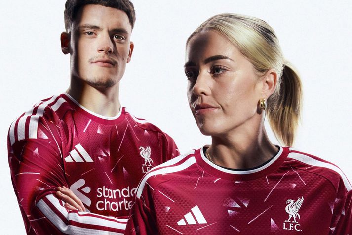 Treyjur Liverpool verða með nýjum styrktaraðila á næsta tímabili. turkish Airlines mun koma í stað Standard Charted.