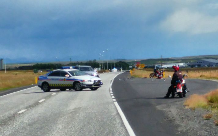 Ökumaður ók í veg fyrir mótorhjólahóp á Suðurlandsvegi í dag með þeim afleiðingum að fremsti ökumaður hópsins var fluttur með þyrlu á Landspítala.