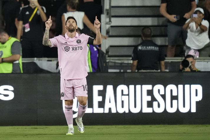 Lionel Messi fagnar öðru marka sinna á móti Orlando City í nótt.