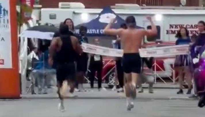 Joshua Jackson stingur sér fram fyrir Carson Mello sem fagnaði of snemma.