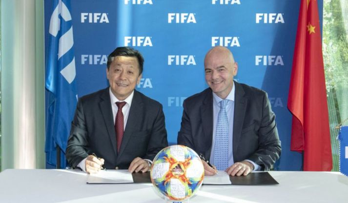 Du Zhaocai og Gianni Infantino, forseti FIFA, undirrita viljayfirlýsingu vegna uppbyggingar á kínverskum fótbolta árið 2019.