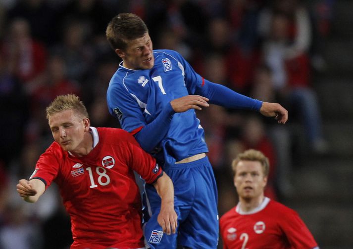 Jóhann Berg í baráttu við Erik Huseklepp í leiknum í gær.