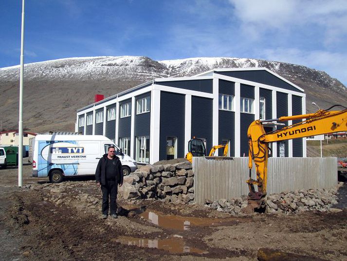 Ólafur Sæmundsson stendur hér við nýja hótelið. Framkvæmdir við það hófust 1. júlí í fyrra en hótelið verður opnað í lok mánaðarins.
