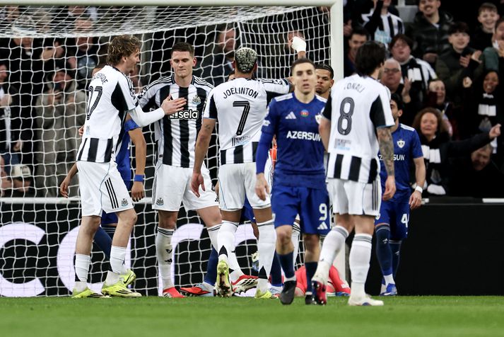 Sven Botman fagnar hér þriðja marki Newcastle United í kvöld en það mark skildi á milli liðanna á endanum.