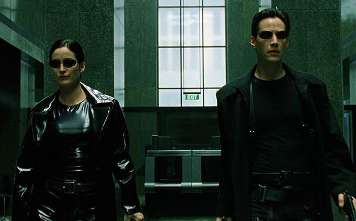 Keanu Reeves og Carrie-Ann Moss snúa aftur sem Neo og Trinity.