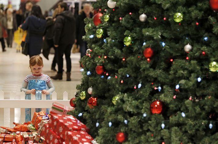 Lítil snót virðir fyrir sér jólapakkasöfnun í Kringlunni.
