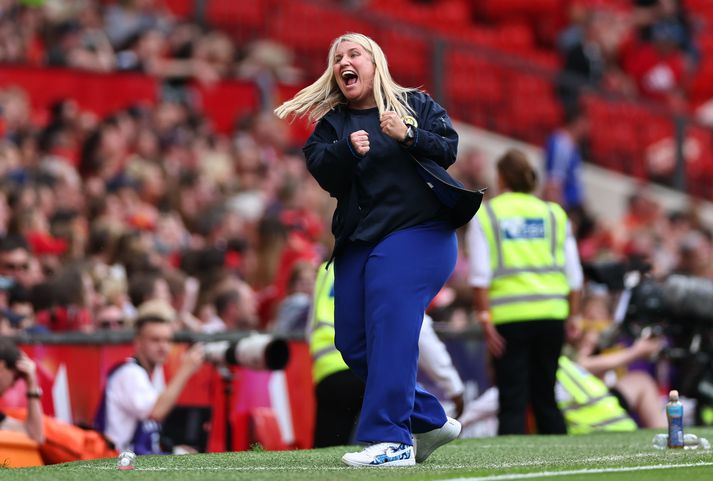 Emma Hayes fagnar einu sex marka Chelsea gegn Manchester United á Old Trafford.