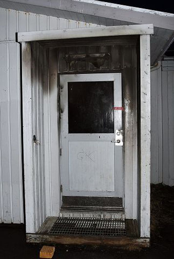 Lögreglan innsiglaði skólann í gær meðan rannsókn á vettvangi fór fram. Ekki var ljóst í gær hvort hægt var að kenna í húsnæði skólans í dag vegna skemmda af völdum elds, vatns, reyks og sóts.